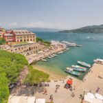 La baia e il porto di Portovenere visti tra le mura della Torre Capitolare