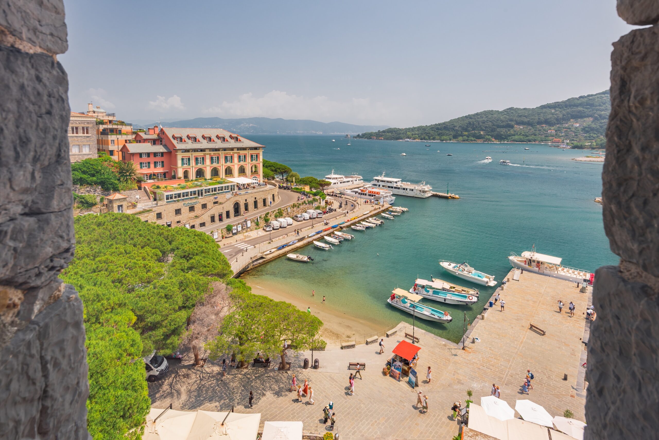 La baia e il porto di Portovenere visti tra le mura della Torre Capitolare
