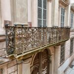 Il balcone in ferro battuto sopra il portone di Palazzo Costa Ferrari