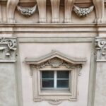 Le mensole e una finestra con il timpano sulla facciata di Palazzo Costa Ferrari