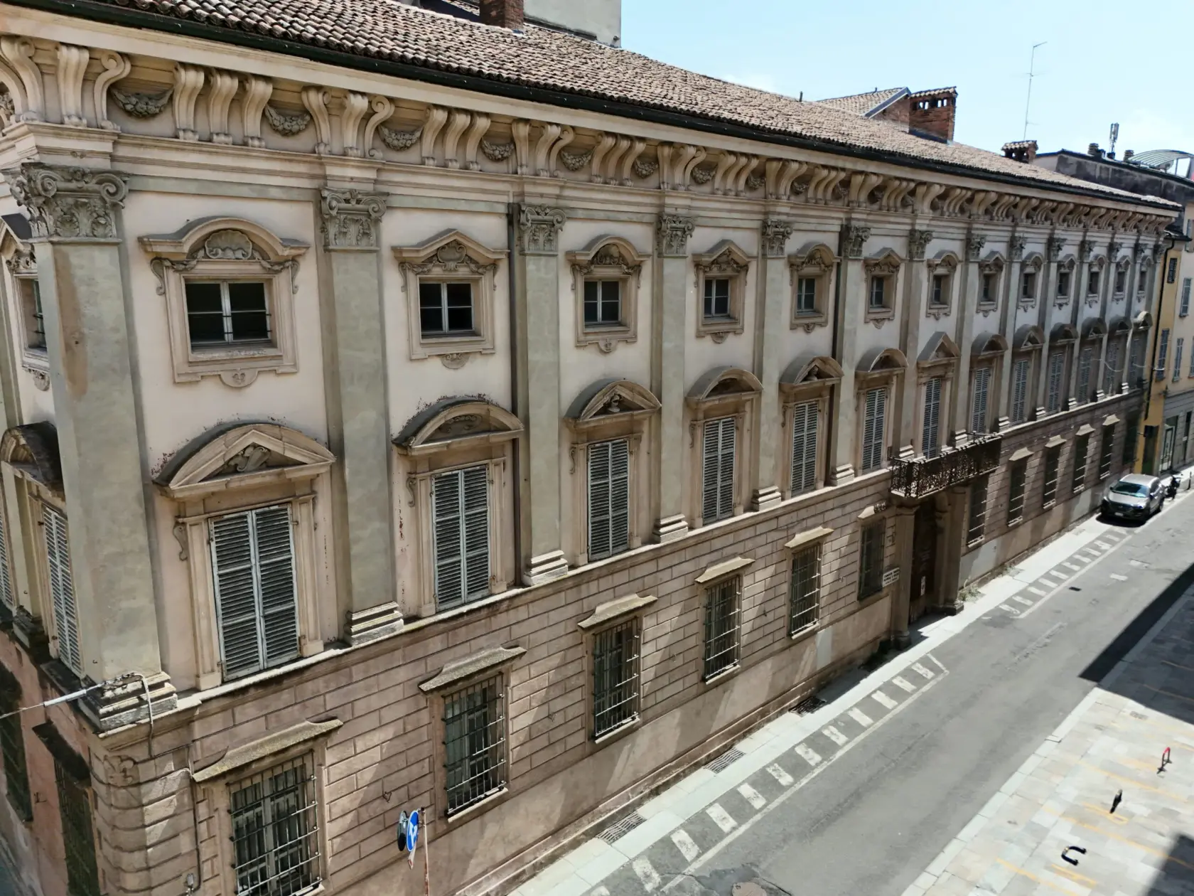 La facciata di Palazzo Costa Ferrari a Piacenza, ripresa dal drone lungo la strada