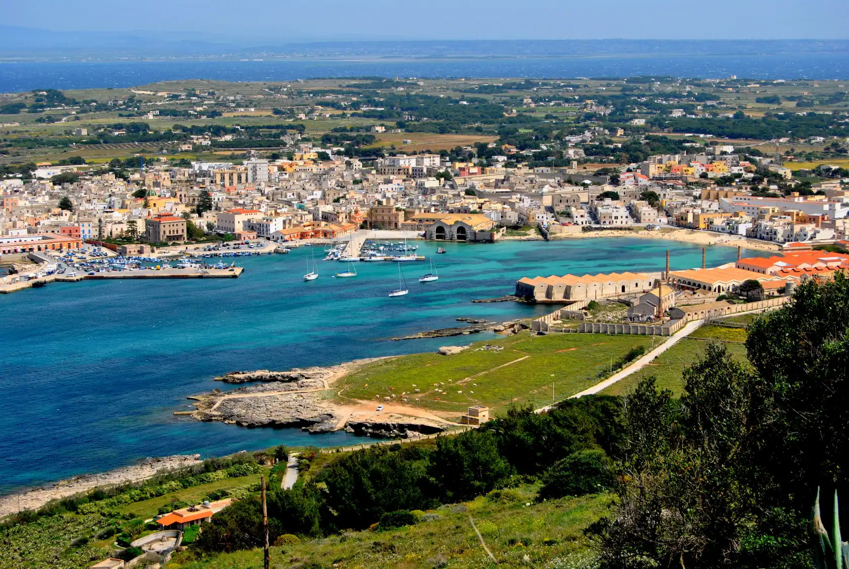 Favignana vista dall'alto: il paese, il porto e il mare delle Egadi