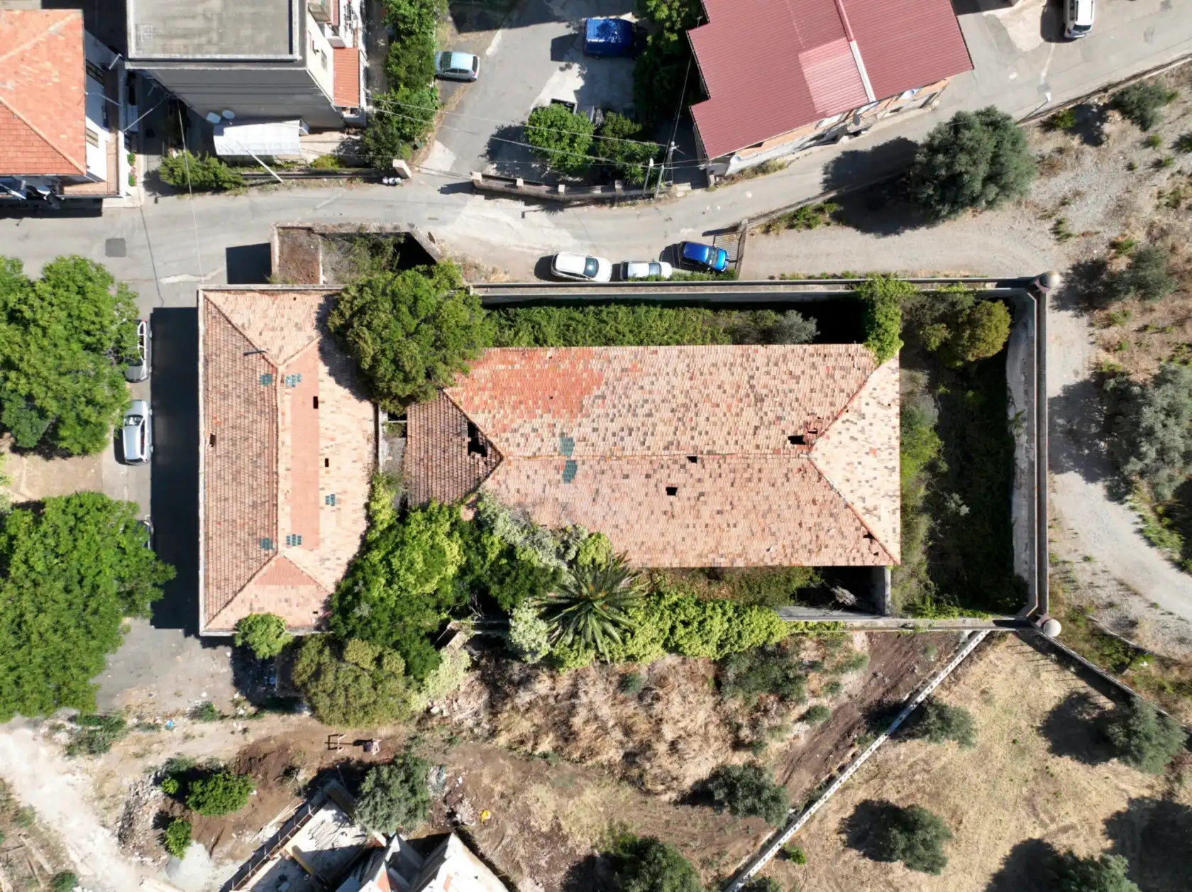 L'ex carcere giudiziario di Gallina, a Reggio Calabria, ripreso dall'alto con il cortile e il muro di cinta