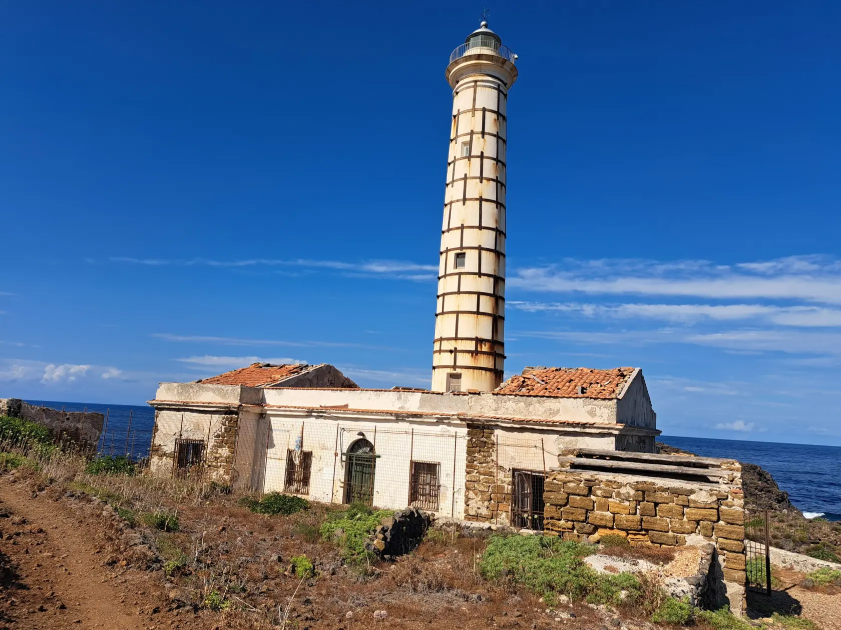 Il Faro di Punta Cavazzi a Ustica, con la torre bianca e le case del guardiano