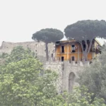 La palazzina tra i pini