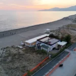 Lo stabilimento con il ristorante tra la spiaggia e la passeggiata, visto dal drone
