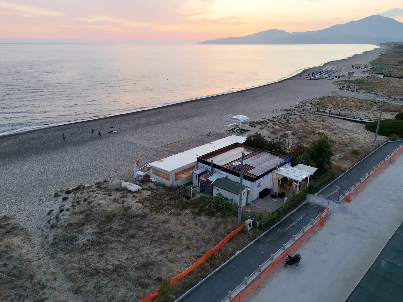 Lo stabilimento con il ristorante tra la spiaggia e la passeggiata, visto dal drone