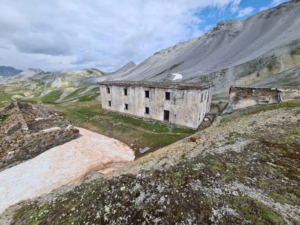 L’ex casermetta della Forcola del Braulio, a 2.740 metri, fra i pascoli e le creste del Parco dello Stelvio