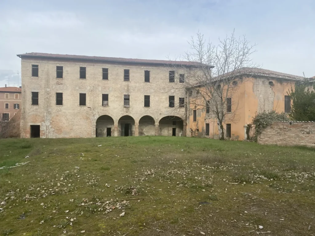 L’ex reclusorio di Saliceta San Giuliano, con il portico ad arcate e il prato davanti
