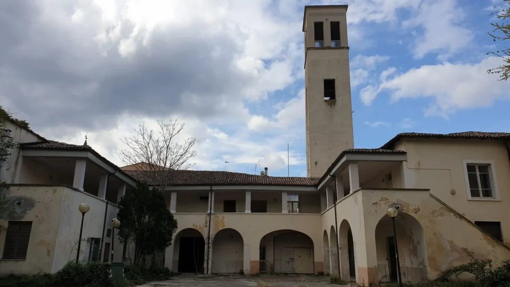 La corte dell’ex Caserma De Amicis a Sulmona, con il portico e il campanile