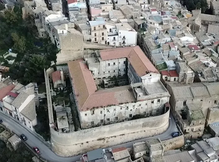 Il convento visto dall’alto nel centro di Caltagirone