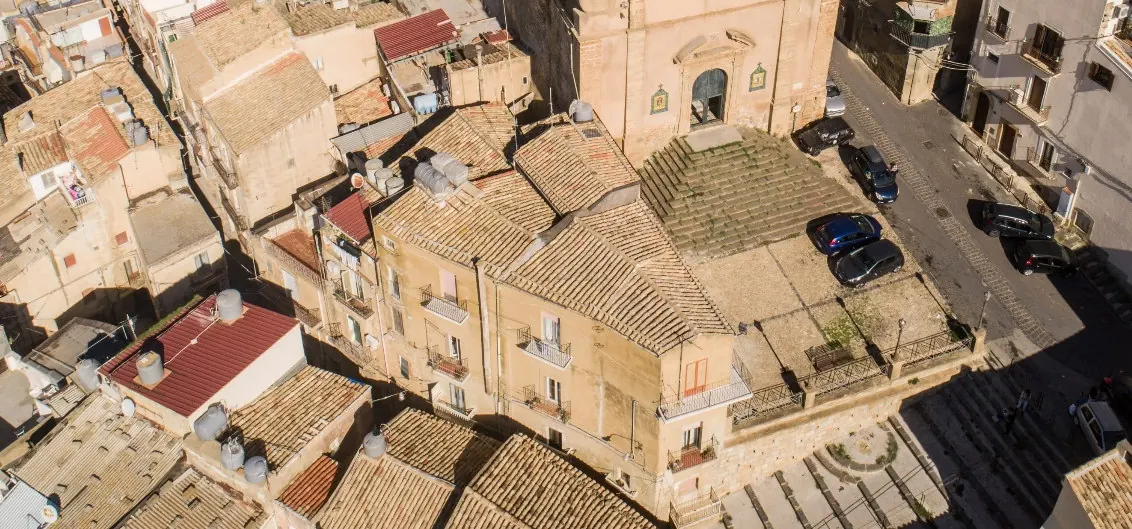Il convento e il quartiere visti dal drone