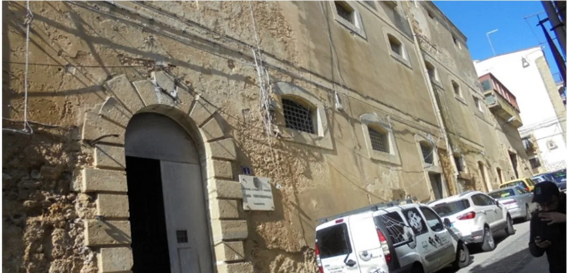 L’ingresso del convento sulla strada