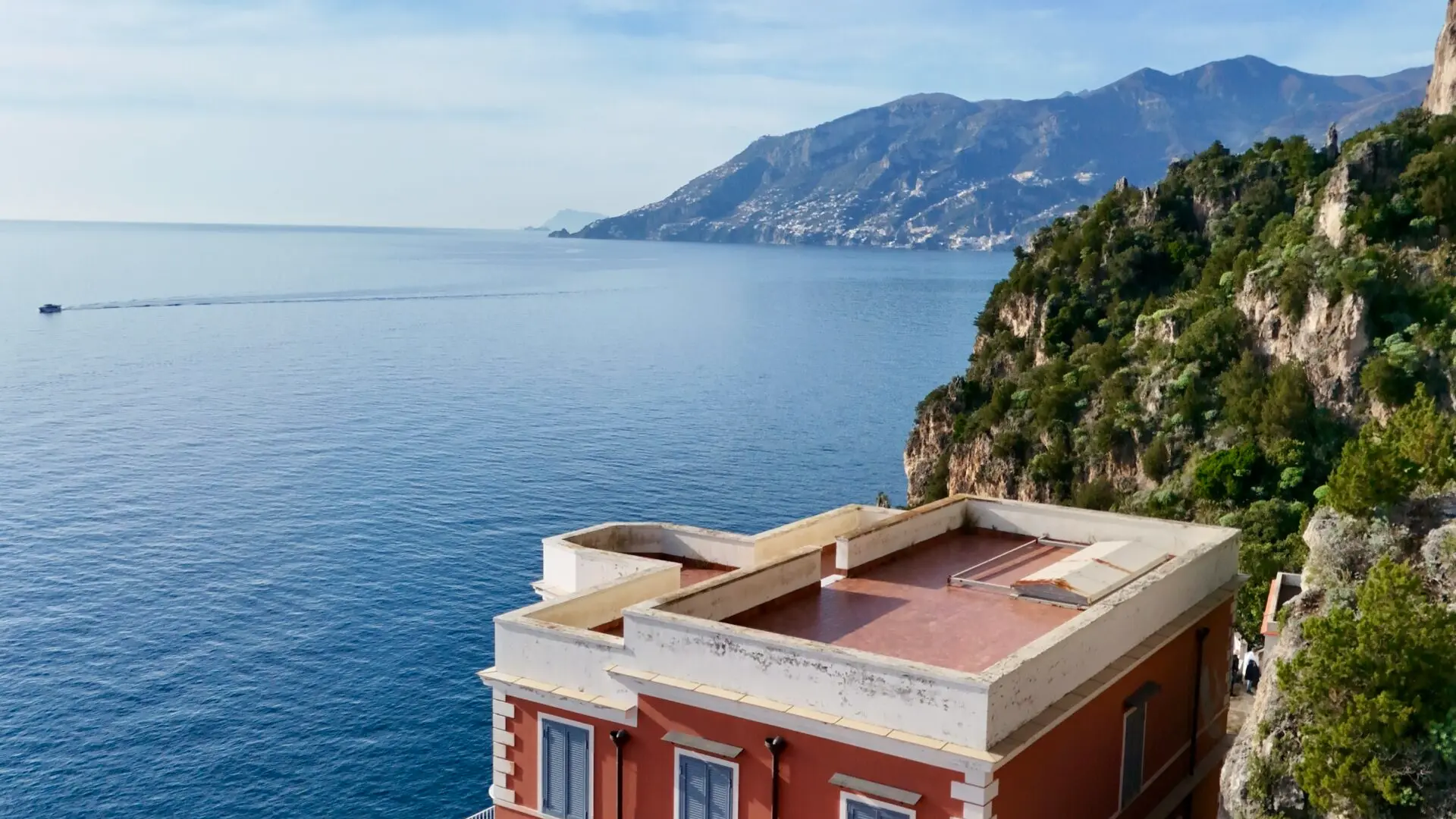 Il Faro di Capo d’Orso dall’alto, con la Costiera Amalfitana e il mare aperto sullo sfondo