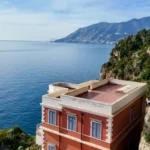 Il Faro di Capo d’Orso dall’alto, con la Costiera Amalfitana e il mare aperto sullo sfondo
