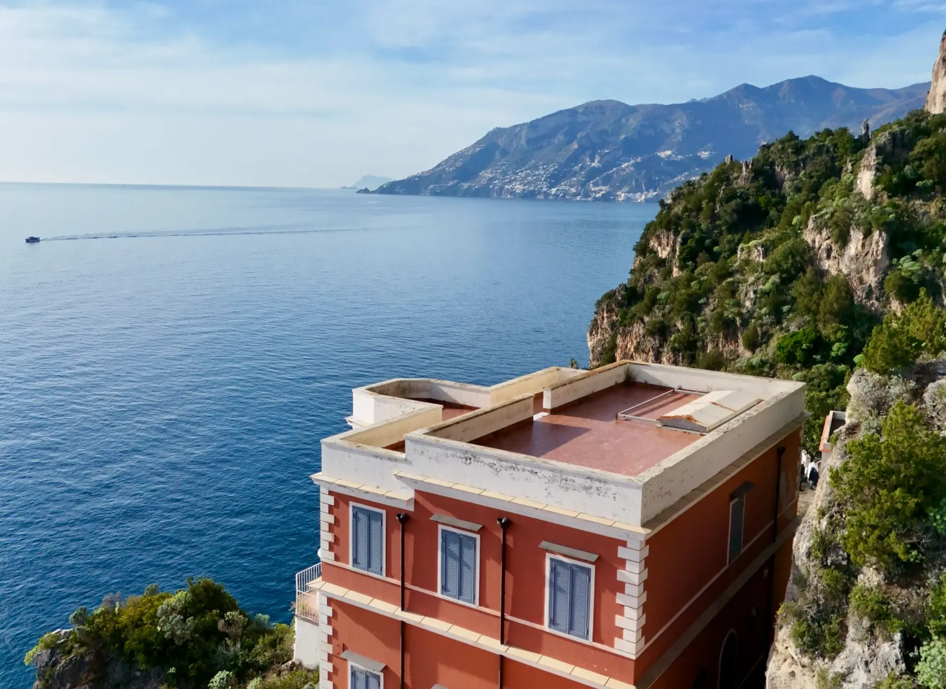 Il Faro di Capo d’Orso dall’alto, con la Costiera Amalfitana e il mare aperto sullo sfondo