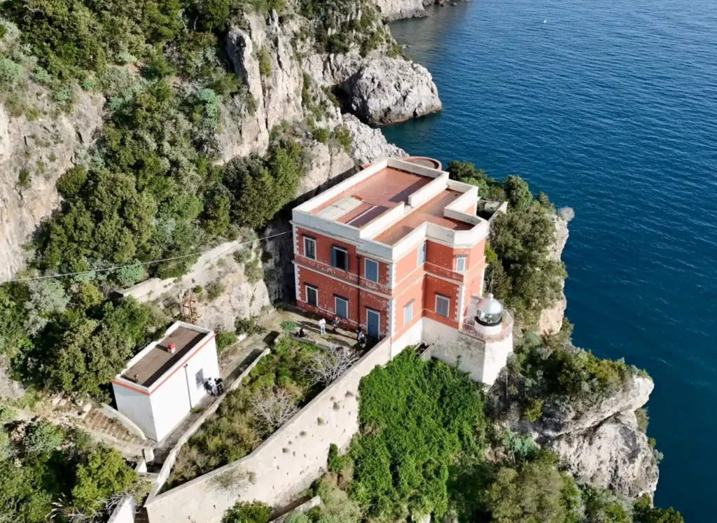 Il Faro di Capo d’Orso sulla scogliera, ripreso dal drone