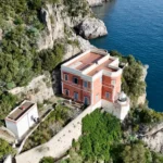 Il Faro di Capo d’Orso sulla scogliera, ripreso dal drone