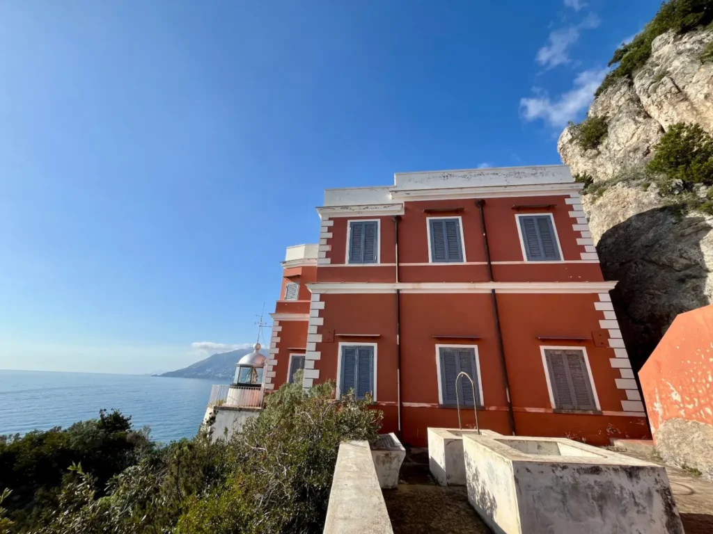 Facciata del Faro di Capo d’Orso con vista sulla Costiera Amalfitana