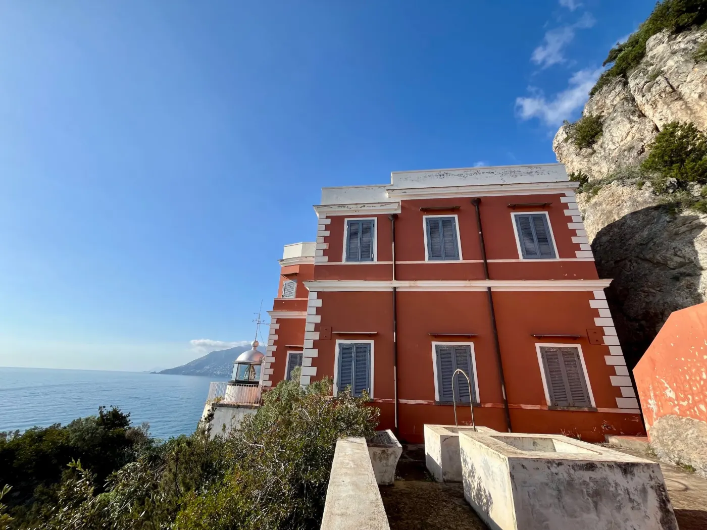 Facciata del Faro di Capo d’Orso con vista sulla Costiera Amalfitana