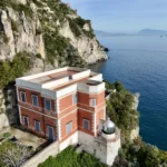 Il Faro di Capo d’Orso con la lanterna, sulla scogliera della Costiera Amalfitana