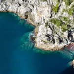 L’acqua trasparente sotto il promontorio di Capo d’Orso