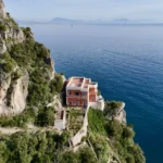 Il promontorio di Capo d’Orso dall’alto, con il faro a picco sul mare