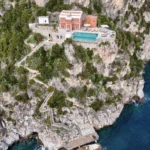Render di progetto del Faro di Capo d’Orso dall’alto, con la piscina sulla scogliera