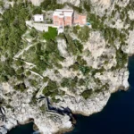 La scogliera sotto il faro, con il sentiero che scende verso il mare