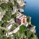 Il faro fra la roccia e il mare, ripreso dal drone