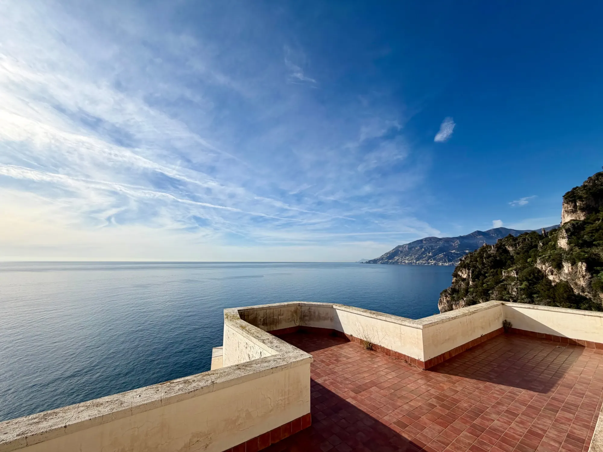 La terrazza del Faro di Capo d’Orso affacciata sul mare, con la Costiera Amalfitana sullo sfondo