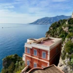 La casa del faro con la Costiera Amalfitana sullo sfondo