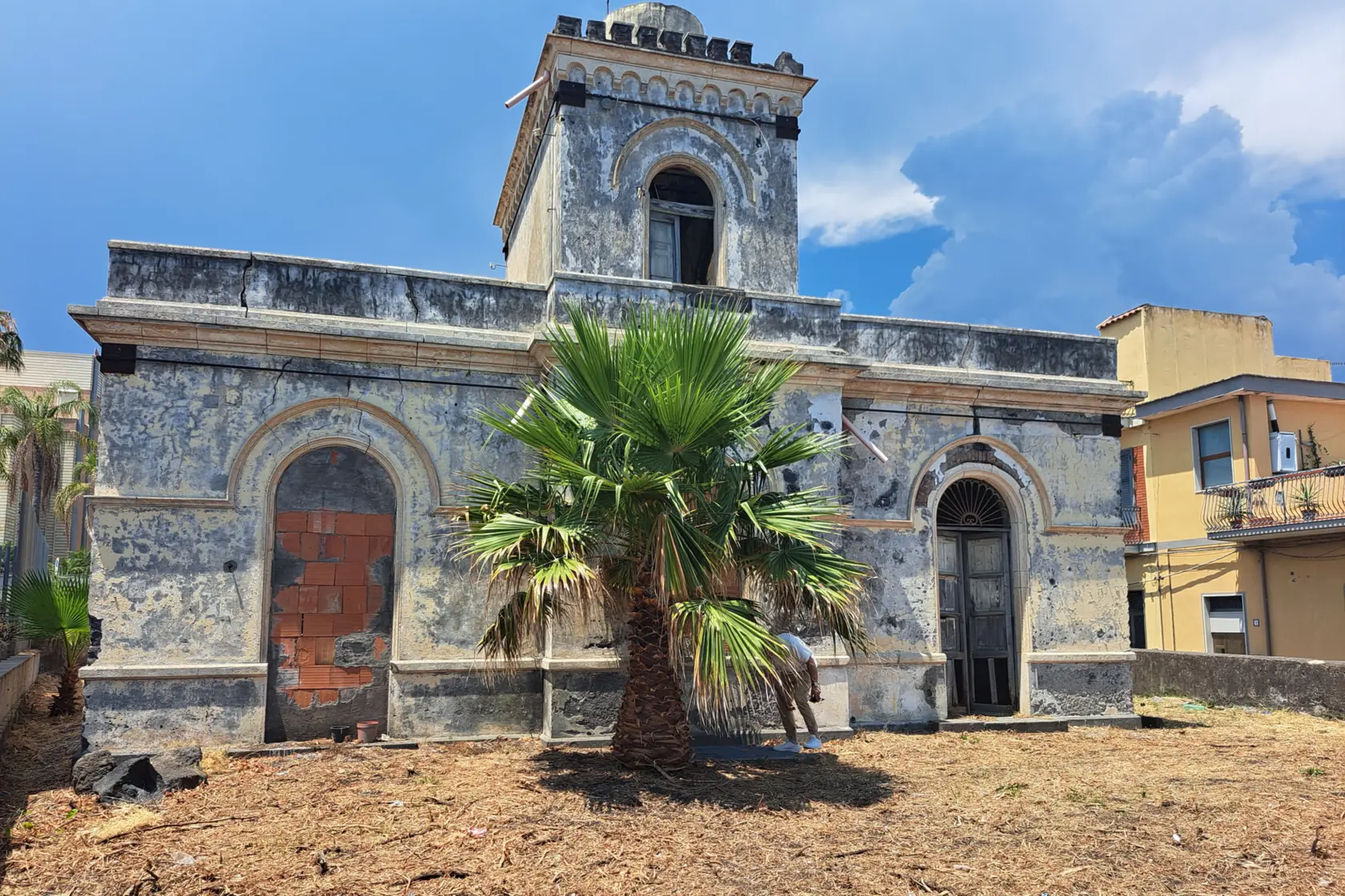 Il Faro di Riposto, torretta neogotica del 1911 accanto al porto turistico, con la palma davanti alla facciata