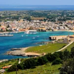 Il paese di Favignana con il porto e l’ex stabilimento Florio, visti dalla collina