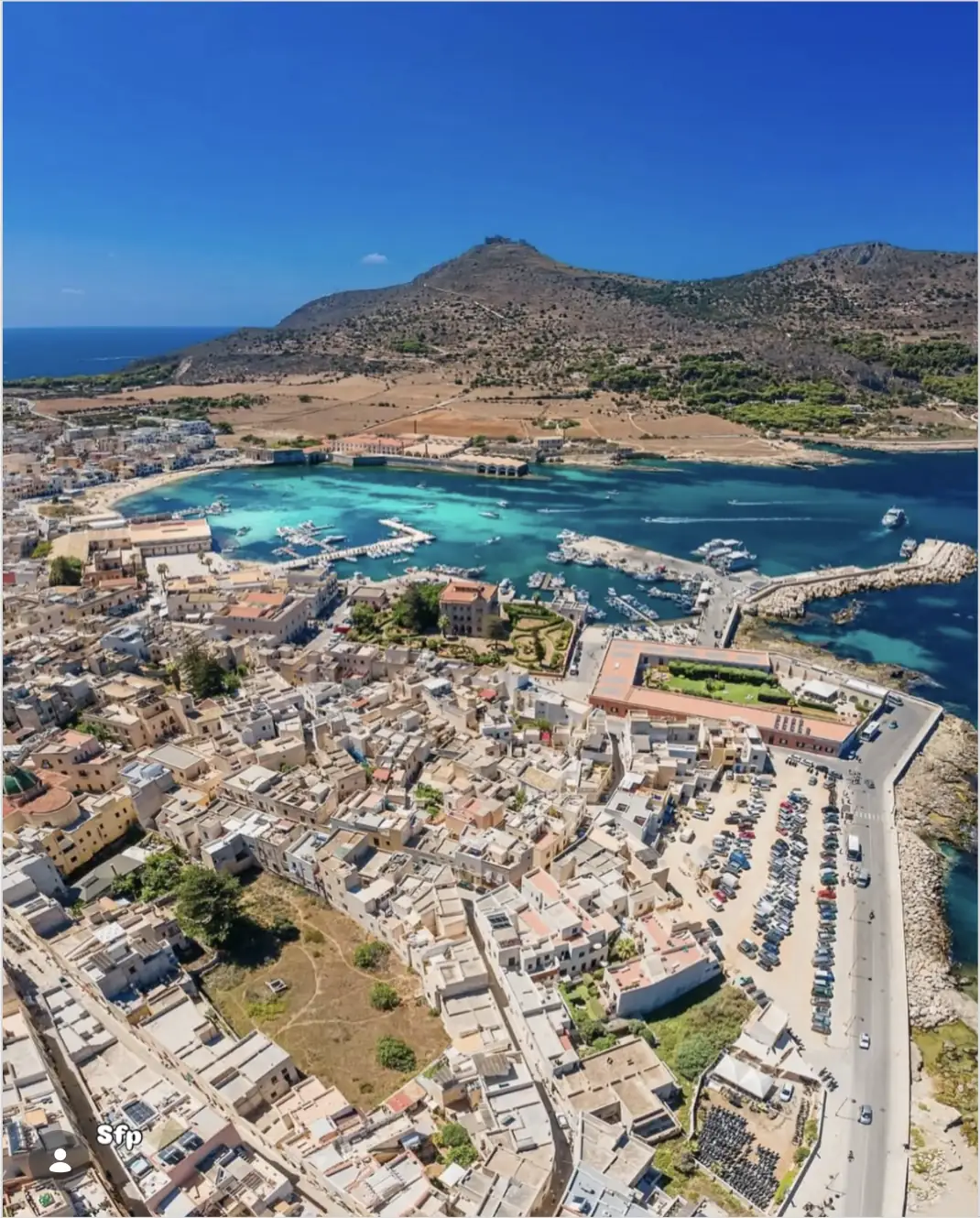Il paese e il porto di Favignana visti dal drone, con il monte alle spalle