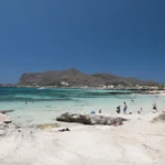 Una spiaggia di Favignana con il mare turchese e il monte sullo sfondo
