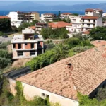 L’ex carcere visto dal drone, con lo Stretto sullo sfondo