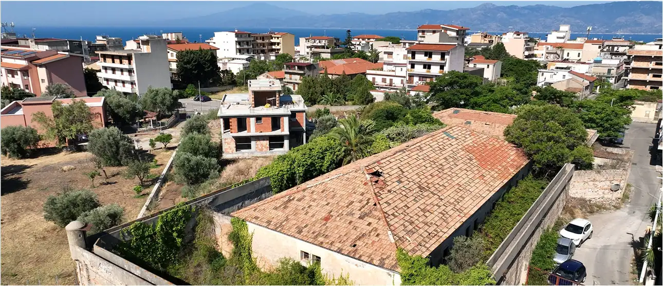 L’ex carcere visto dal drone, con lo Stretto sullo sfondo