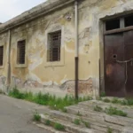 La facciata dell’ex carcere giudiziario di Gallina