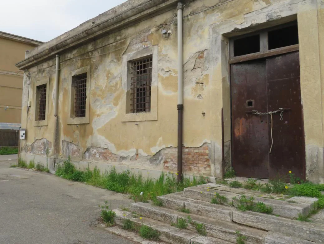 La facciata dell’ex carcere giudiziario di Gallina