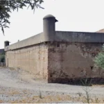 Il muro di cinta con la garitta