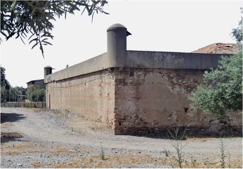 Il muro di cinta con la garitta