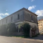 Il fronte della caserma sulla strada