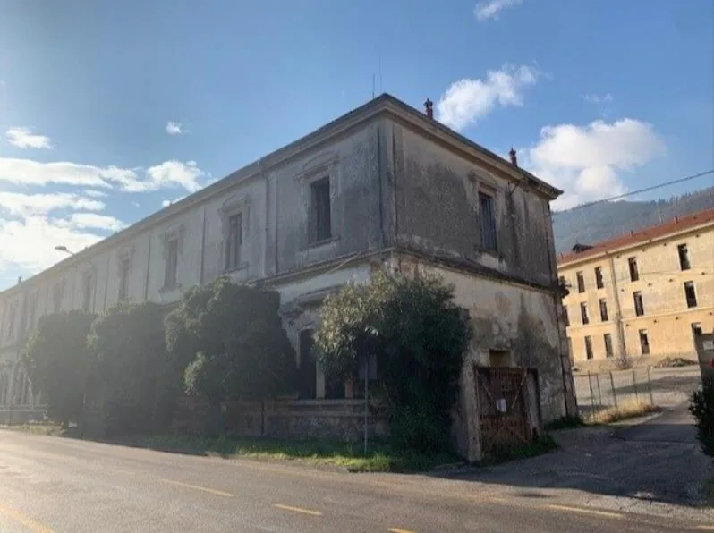 Il fronte della caserma sulla strada