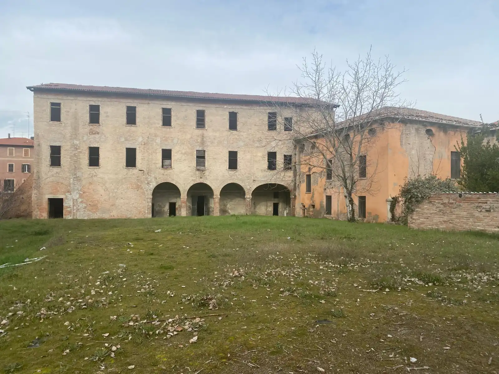 La facciata con il portico a quattro archi, vista dal prato