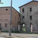 I due edifici del reclusorio con il cancello sulla strada