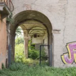 L’ingresso ad arco con il cancello aperto