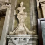 Un busto su piedistallo decorato, in una delle sale