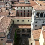 Il cortile interno con il loggiato a due piani e la torre, dal drone