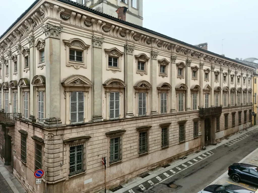 La facciata di Palazzo Costa Ferrari sulla via, ripresa dal drone